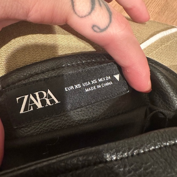 Zara ASYMMETRIC FAUX LEATHER
BLACK BUCKLE TOP - Picture 7 of 7